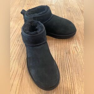 UGG Ultra Mini Black Size 8, Almost New W/Out Tags, Excellent Condition